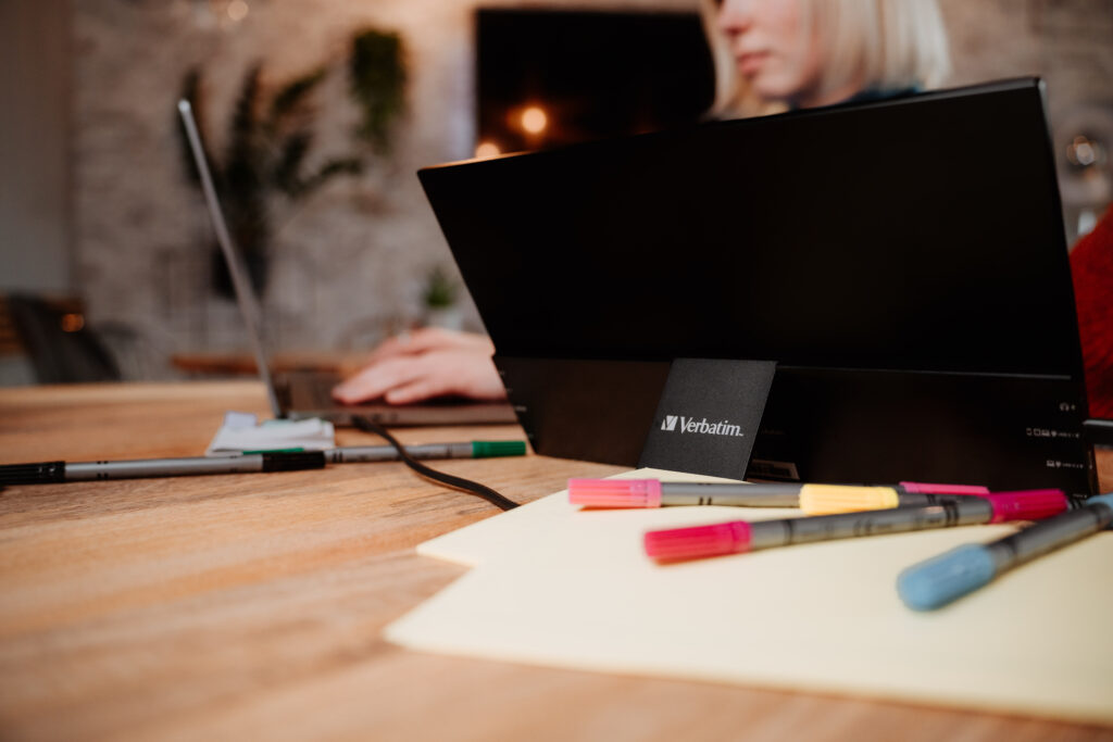 verbatim-portable-touch-monitor-info-01