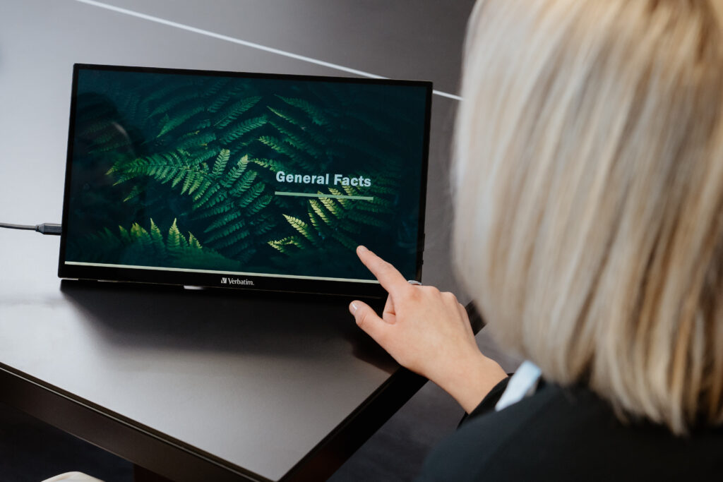 verbatim-portable-touch-monitor-info-03