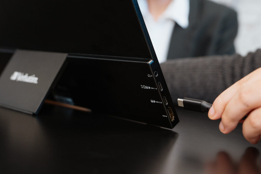 verbatim-portable-touch-monitor-info-04